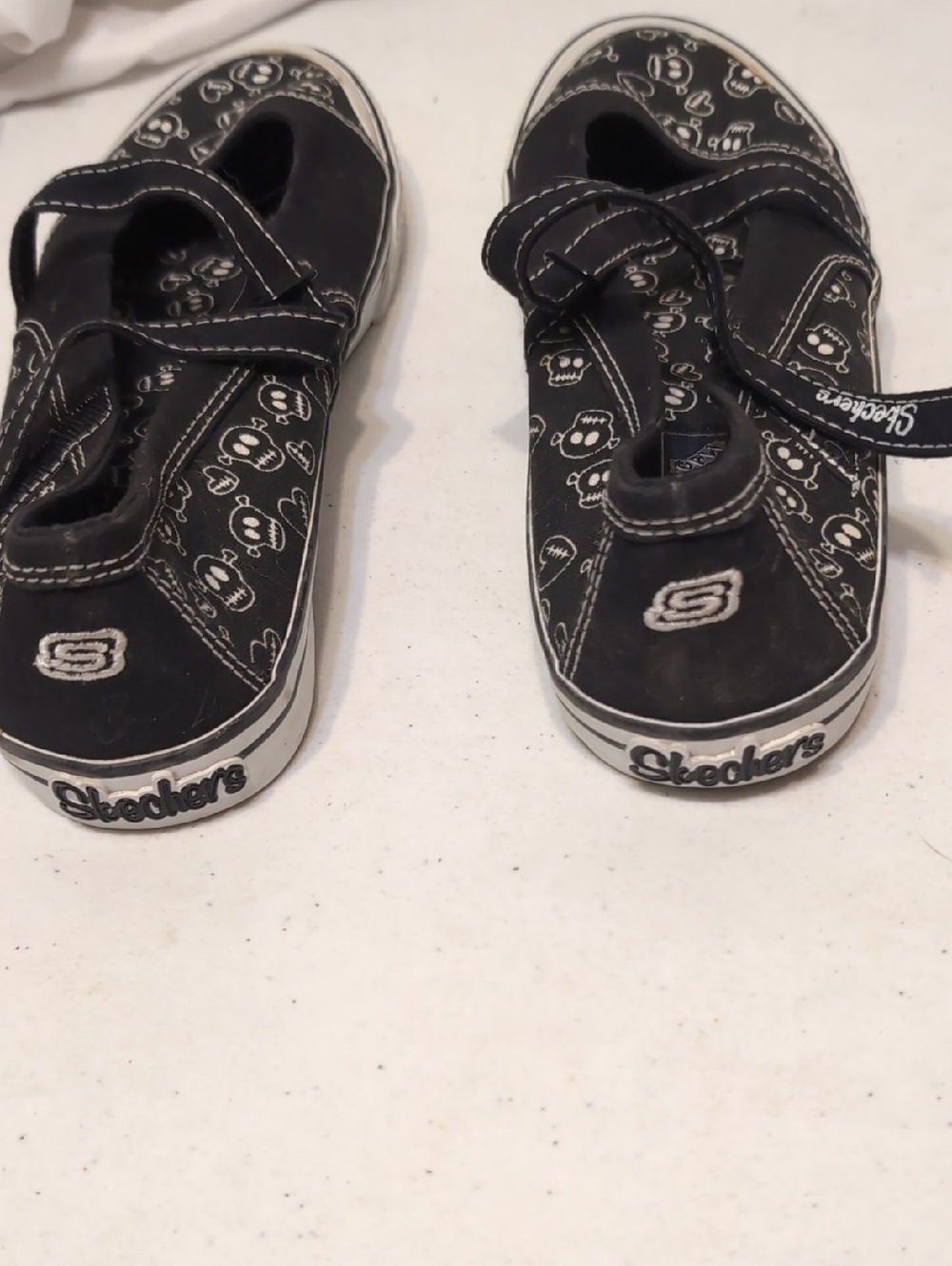 Women's Skechers Goth Black Skull Print Mary Jane Sneakers Like New Size 8.5 - Picture 6 of 8